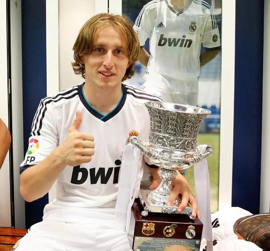 周末足坛激烈对决，拜仁、曼城、巴萨、AC米兰分别取得胜利，上演精彩绝杀。